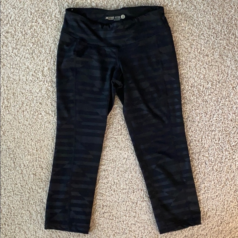Old Navy Active Capris Size Small in EUC (Bin B)